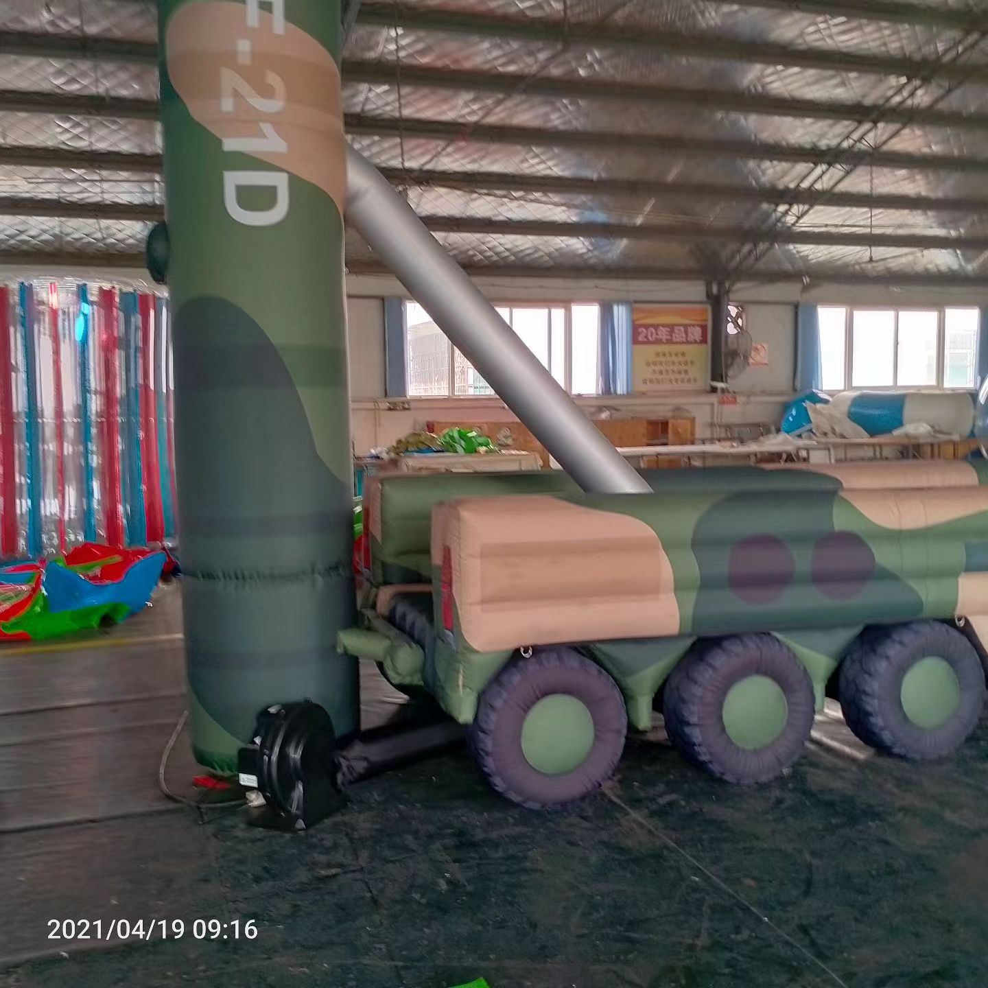 吉阳军事演习中的充气目标车辆：模拟发射车雷达车坦克飞机